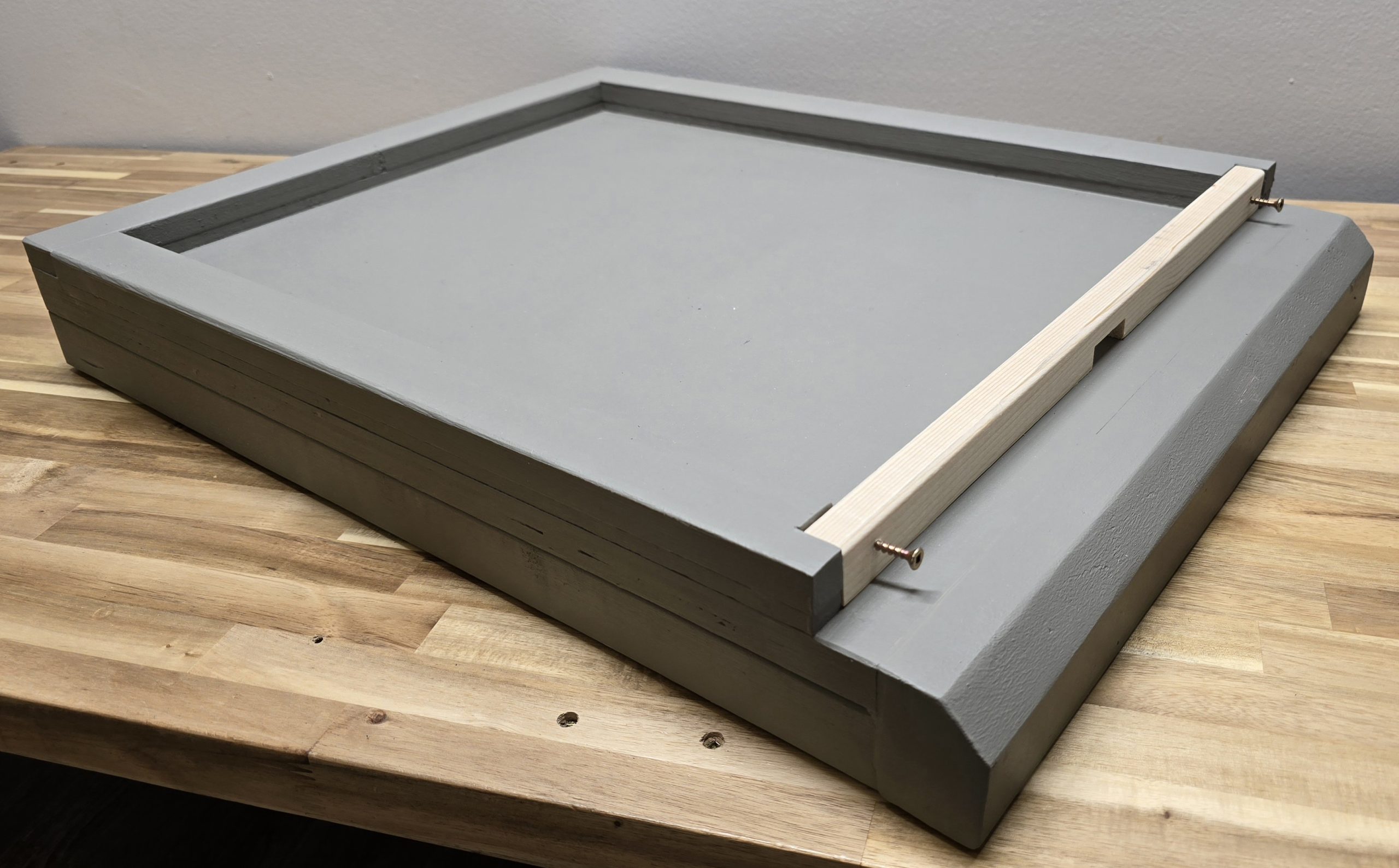 Solid bottom board